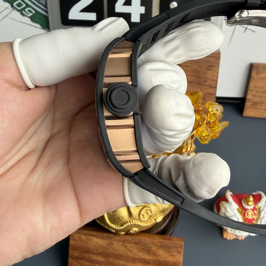 Montre réplique : Richard Mille RM 055, or rose, personnalisée, Carbon TPT CVD, diamants, mouvement Vaucher, 42,7 mm X 49,9 mm — recherchée – Photo 7