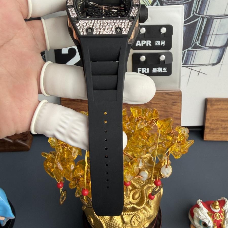 Montre réplique : Richard Mille RM 055, or rose, personnalisée, Carbon TPT CVD, diamants, mouvement Vaucher, 42,7 mm X 49,9 mm — recherchée – Photo 9