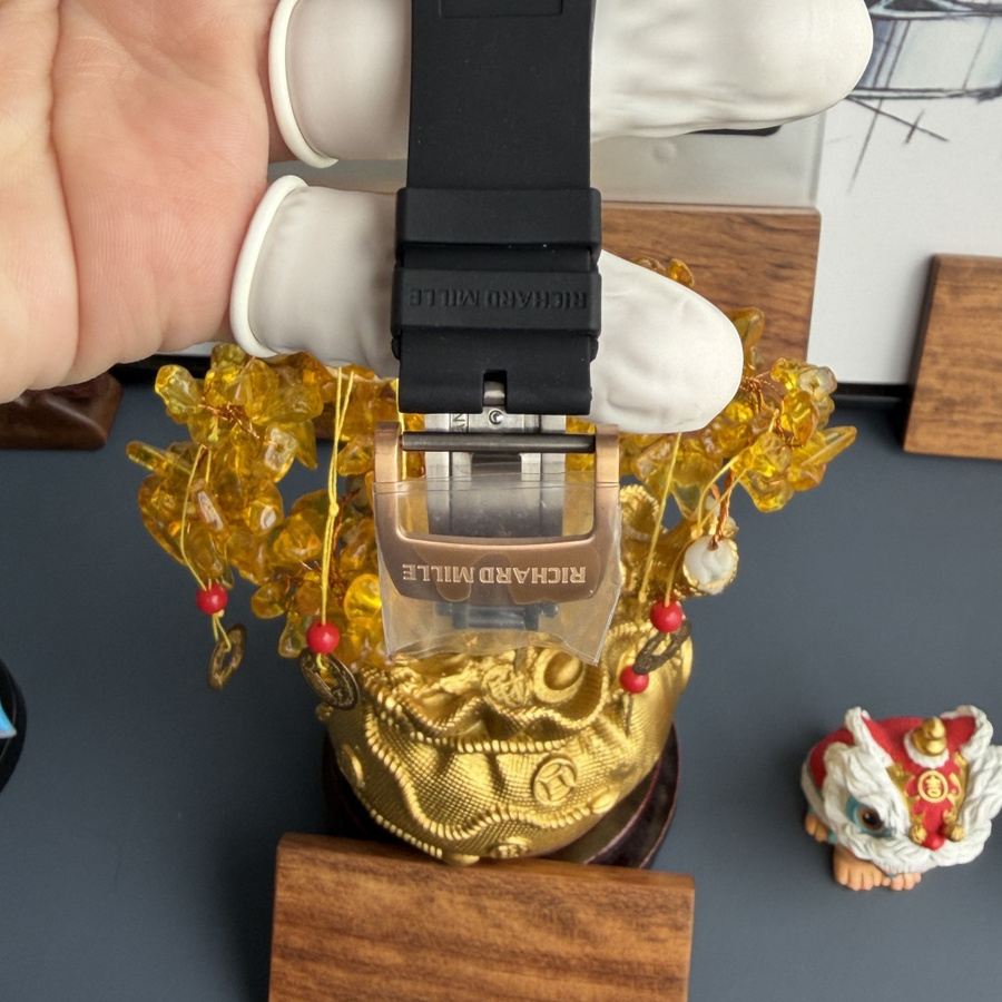 Montre réplique : Richard Mille RM 055, or rose, personnalisée, Carbon TPT CVD, diamants, mouvement Vaucher, 42,7 mm X 49,9 mm — recherchée – Photo 10