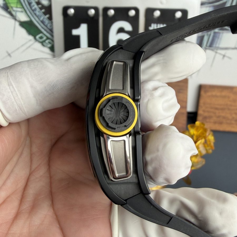 Montre réplique : Richard Mille RM 61-01 Yohan Blake, vert, /, jaune, cadran, céramique noire, mouvement Vaucher, 42,7 mm X 50,23 mm — actuelle – Photo 7