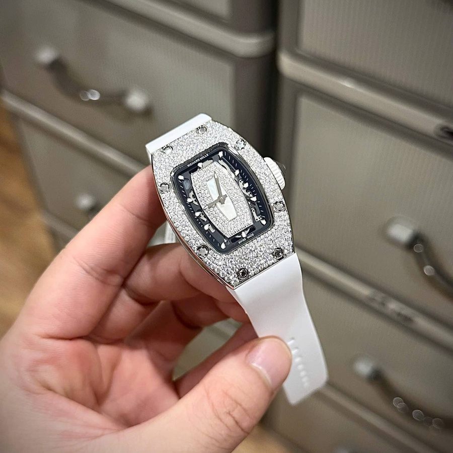 Montre réplique : Richard Mille RM 07-01 Lady, blanc, nacre, contour, neige, diamants, sertissage personnalisé en moissanite, 45.32x32,3 mm — de luxe – Photo 5