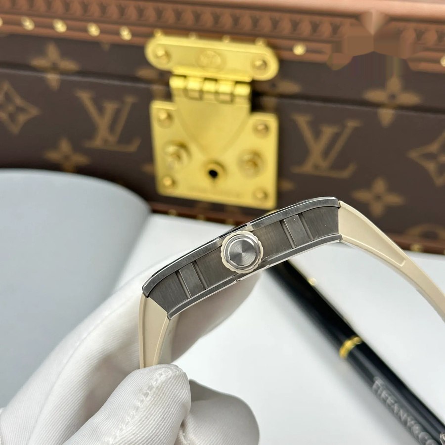 Montre réplique : Richard Mille RM 16-02, titane, extra-plate, blanc, bracelet en caoutchouc, 36 X 45 mm — précieuse – Photo 10
