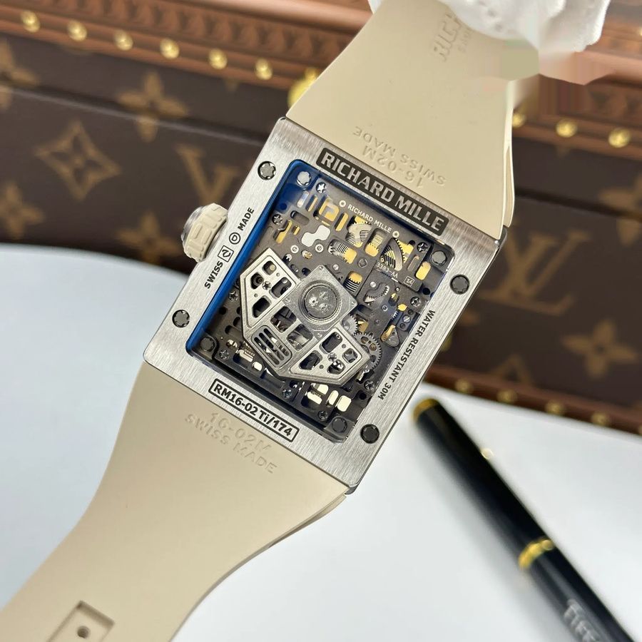 Montre réplique : Richard Mille RM 16-02, titane, extra-plate, blanc, bracelet en caoutchouc, 36 X 45 mm — précieuse – Photo 11