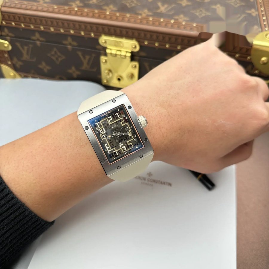 Montre réplique : Richard Mille RM 16-02, titane, extra-plate, blanc, bracelet en caoutchouc, 36 X 45 mm — précieuse – Photo 13
