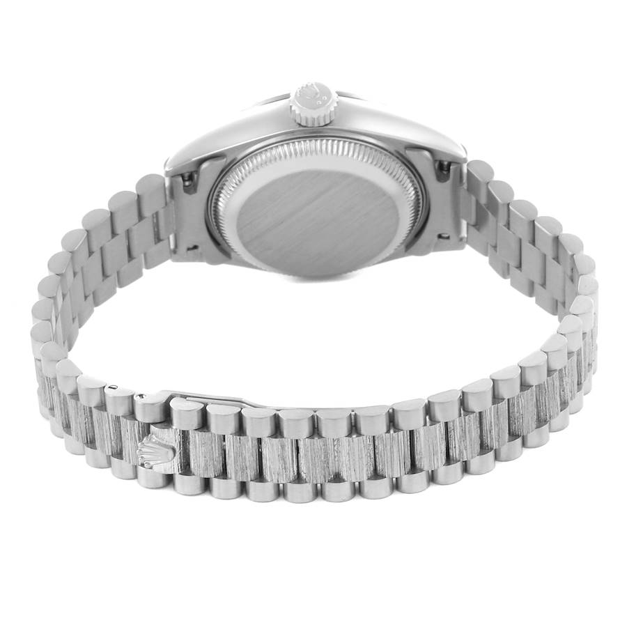 Montre réplique : Rolex President Datejust, or blanc, finition écorce, diamants, 69279 — précieuse – Photo 6