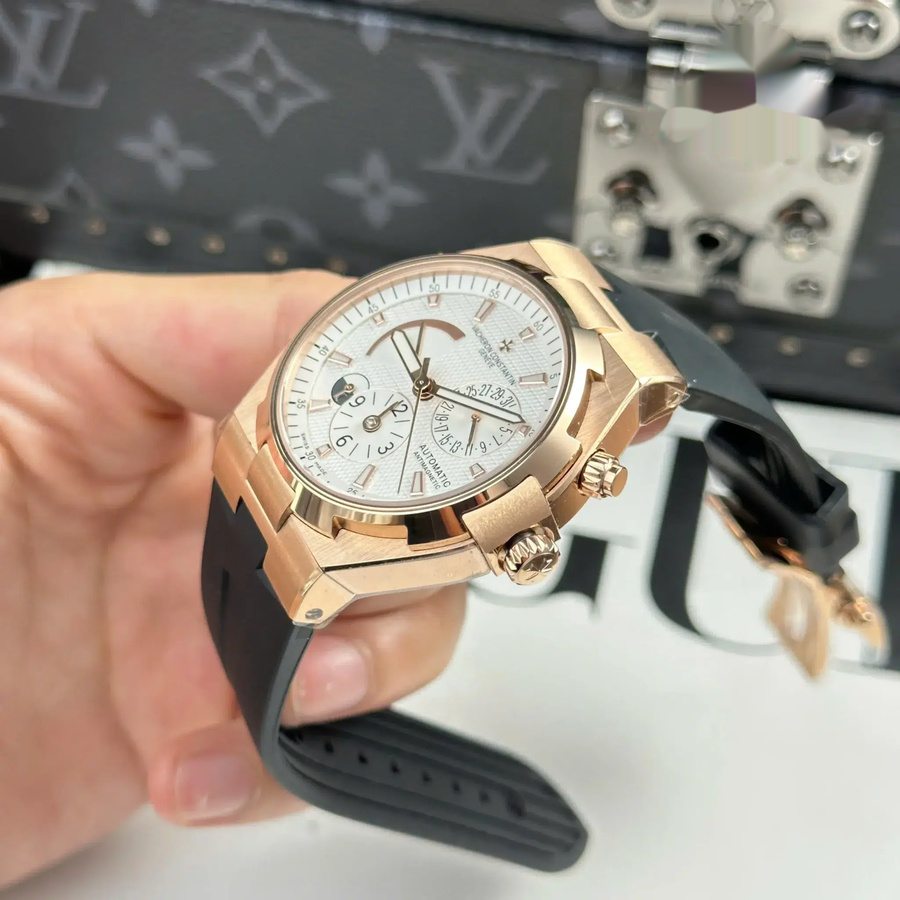Montre réplique : Vacheron Constantin Overseas, double fuseau horaire, 47450/000r-9404, or rose, cadran blanc, bracelet en caoutchouc, 42 mm — à prix raisonnable – Photo 3