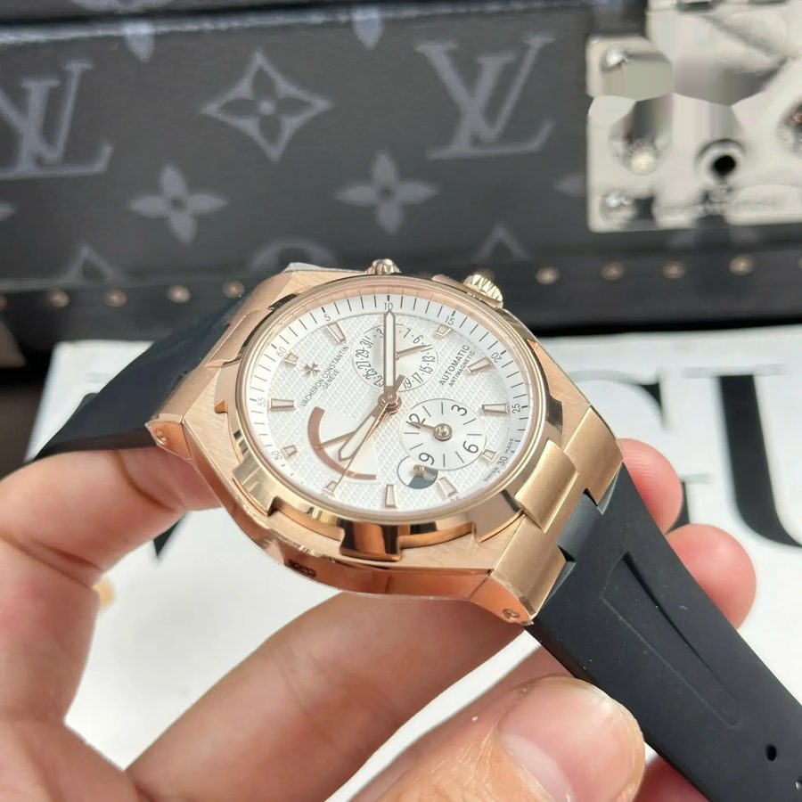 Montre réplique : Vacheron Constantin Overseas, double fuseau horaire, 47450/000r-9404, or rose, cadran blanc, bracelet en caoutchouc, 42 mm — à prix raisonnable – Photo 4